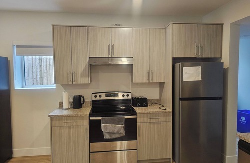 Prince George House | Modern Private 1-Bedroom Suite – Clean, Quiet, Full Kitchen