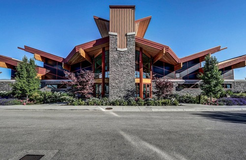 Westbank Apartment | ONE BEDROOM CONDO WITH GORGEOUS LAKE VIEWS AND WORLD CLASS AMENITIES
