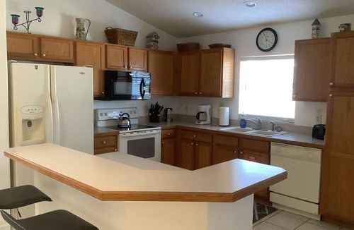 Orange Tree House | Pet Friendly - Spacious corner lot with privacy hedges. Country, cozy feel minutes from the theme parks!