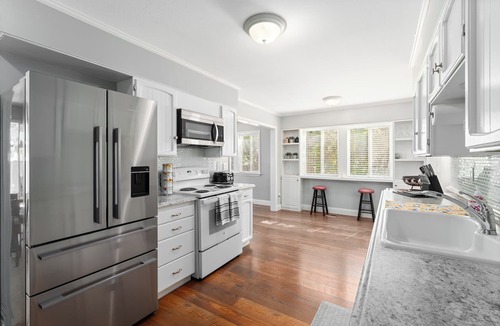 Wenatchee Cottage | Private Pool & Basketball Spacious 3BR Sleeps 9