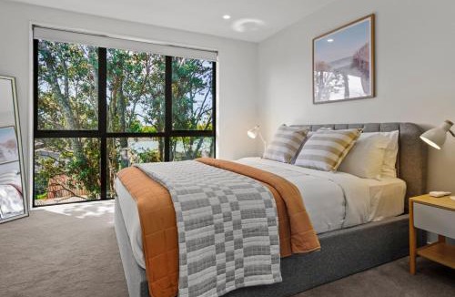Otahuhu House | Riverside Modern Abode with 2 Aircons and Parking