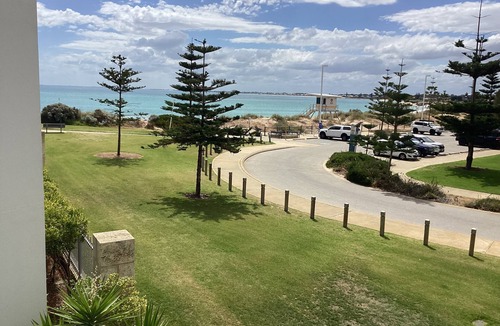 Mandurah Villa | Seashells Mandurah Town Beach Villa with infinity pool, spa and BBQ facilities.