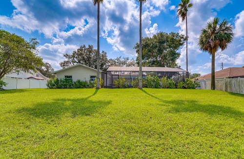 Spring Hill House | Spacious 4-bedroom house with fitness room, WiFi in brilliant Spring Hill