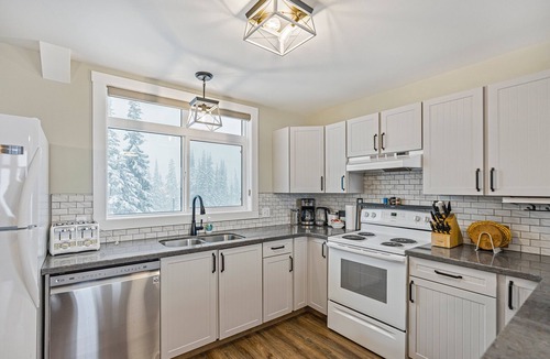 Silver Star Mountain Hotel | Spacious 4-Level Suite - Ski in/out w/Hot Tub & Fireplace for 17