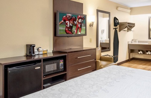 Secaucus House | Vacation Day Is Always A Great Idea! Free Parking and Pet-friendly Property