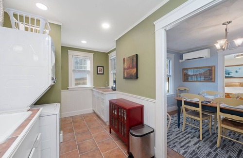 East Greenwich Cottage | Weymouth Hill Station. Hillside cottage retreat with water views