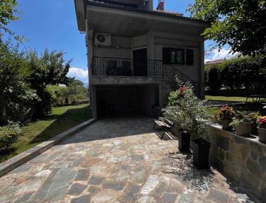 Ιξός Home in Vría