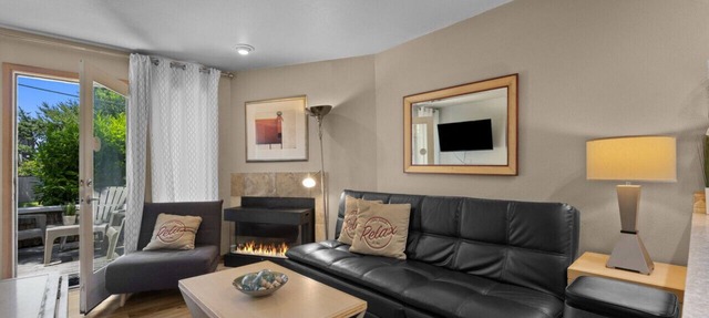 1 Pacific Surf: Cozy Town Home | Walk to Beach | Dog-Friendly in Cannon Beach