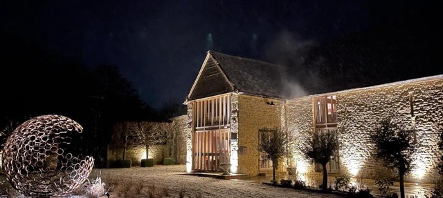2 bedroom 17th Century Barn with surround sound TV in quiet village near great pubs and walks in Great Milton