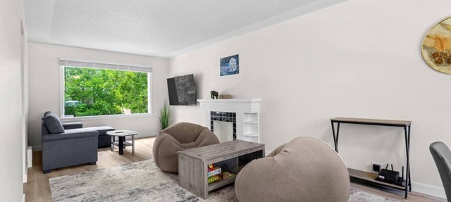 2 Bedroom + Pull out Sofa | Min to UofC in Calgary