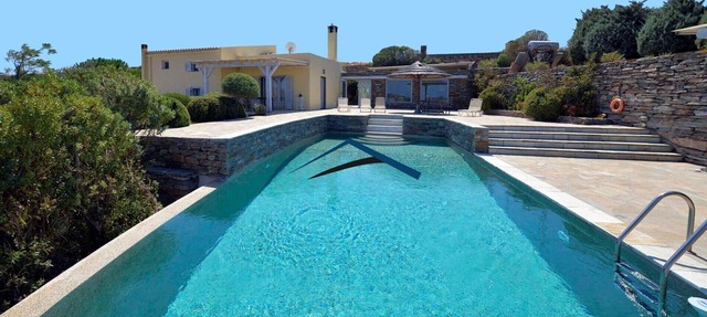 2 bedroom villa with a large swimming pool 10 minutes by car from Spathi beach in Kea