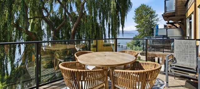 2-floor Lakeview Oasis at Barona Beach Resort in West Kelowna