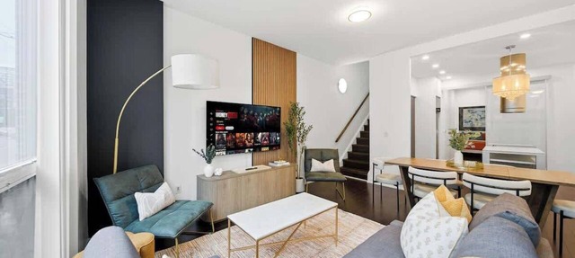 2-Storey Townhome | CN Tower | Parking | Sleeps 10 in Toronto
