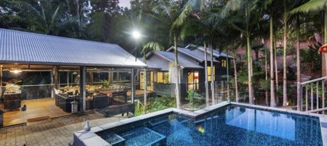 2 x queen bedrooms, 2 x ensuite's, 1 guest lounge, outdoor bbq kitchen and pool. in Currumbin Valley