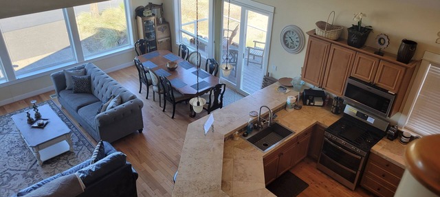 3 Master Suites, Spa, Pool table, Game room, views in Tillamook