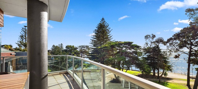 340 The Waves, Studio Unit, across the road from the beach, lift access. in Cowes