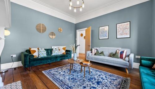 5-Bed Luxury Manor, Games Room, Off road parking & Stylish interiors, Central Gloucester, Cotswolds - Sleeps up to 12 Great for Groups! by Blue Puffin Stays in Gloucestershire