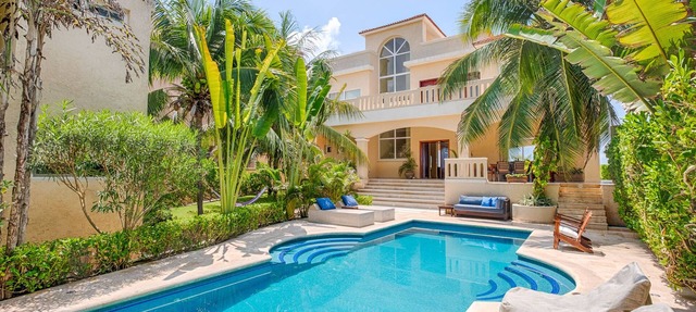 5 * Luxury Beachfront Villa-Chef, Staff, Putting Green- Ask about discounts! in Tulum