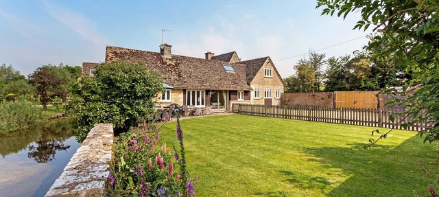 6 Bed, 4 Bath House in the Cotswolds with Wood Fired Hot Tub. Sleeps 11-14 in Southrop