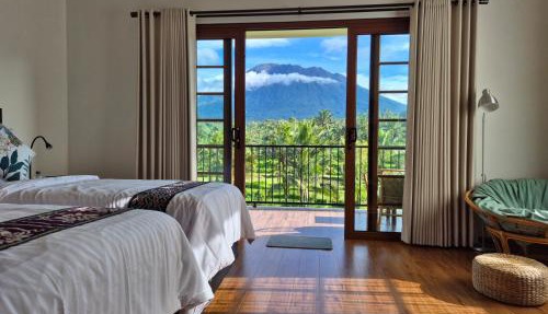 A Calm Spacious Cottage with Mount Agung View in Selat