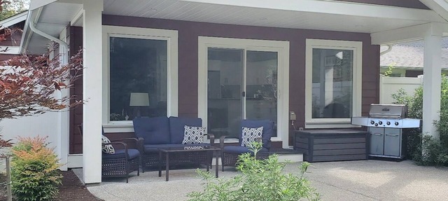 A modern cozy cottage in your own wooded backyard located mid Vancouver Island. in Qualicum Beach