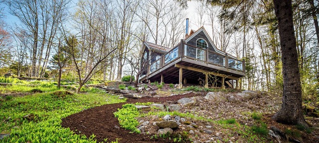A Quiet Riverside Cottage with 2 Fireplaces in Crousetown