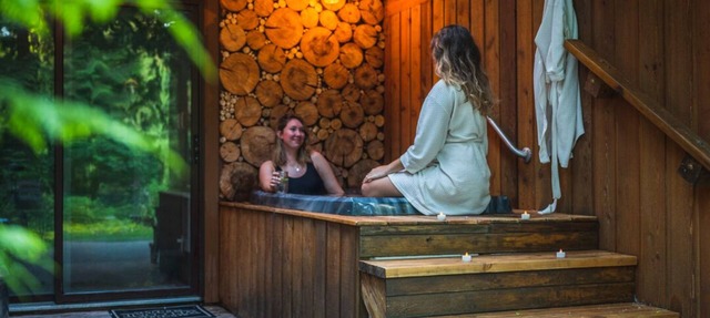 A Retreat -Romantic,Private Hot Tub,Riverside,Forest, Private,Quiet, not a hotel in Maple Ridge