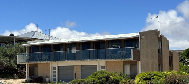 Absolute Beachfront on the cliff with easy stair access to the beach (BYO LINEN) in Moonta Bay