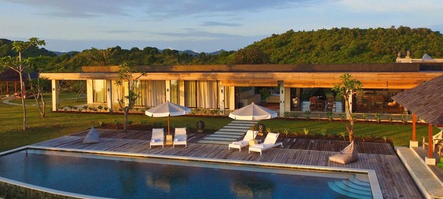 ABSOLUTE PRIVACY 4 Bdrm LUXURY Villa w own beach, 18m pool 360 degree ocean view in Lombok Barat