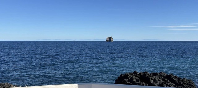 Aeolian Villa Overlooking the sea and Direct Access to the Cove Below in Stromboli