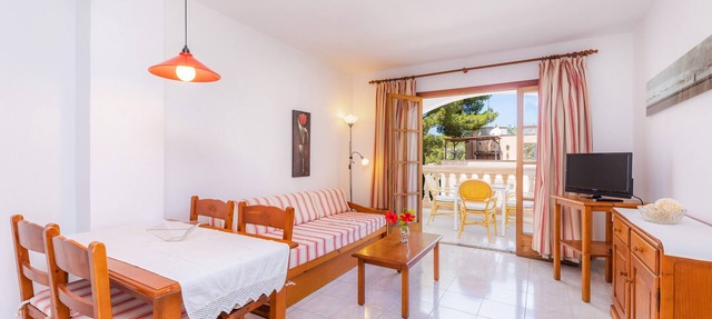 Apartment Close to the Beach with Pool Access, Private Terrace, Air Conditioning and Wi-Fi in Canyamel
