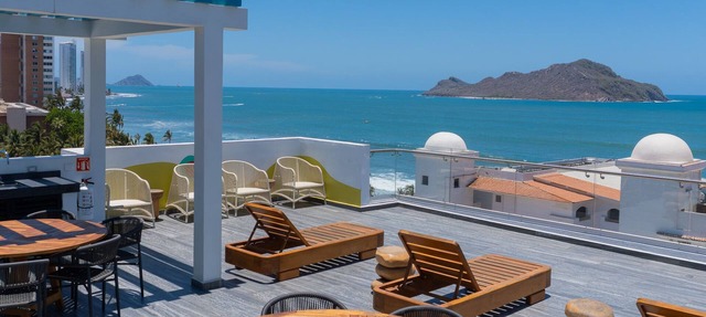 Apartment with 2 bedrooms. AC, Pool and beach nearby in Mazatlan's Golden Zone in Mazatlán