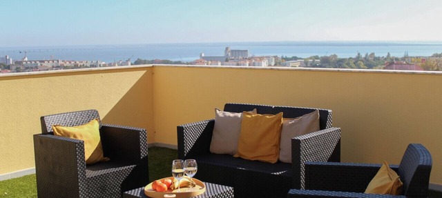 Apt with Stunning River Views and Private Rooftop by Lisbeyond in Lisboa