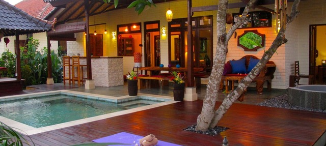 Authentic Bali Beach Getaway with private pool & WIFI in Jasri