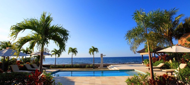 Authentic Beachvilla with cook, private pool, staff and lush tropical garden in Seririt
