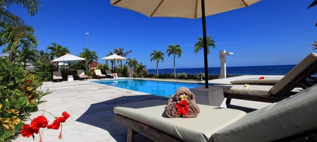 Authentic Beachvilla with cook, private pool, staff and lush tropical garden in Seririt