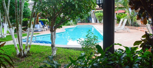 Authentic pool-side apt studio w/full kitchen, 1min walk to beach, free yoga in Puerto Escondido