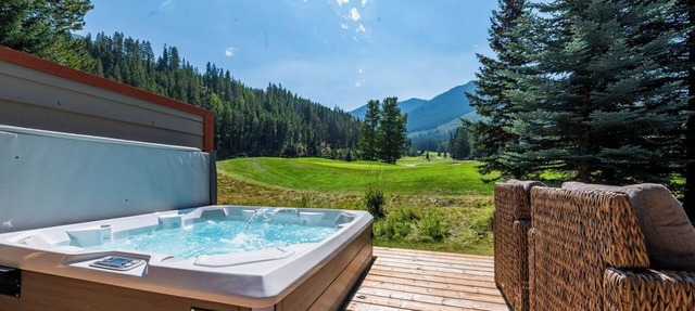 Backs onto Greywolf 9-Private Hot Tub-Amazing Views-Deck-BBQ- Ski-in/Out Sunbird in Panorama