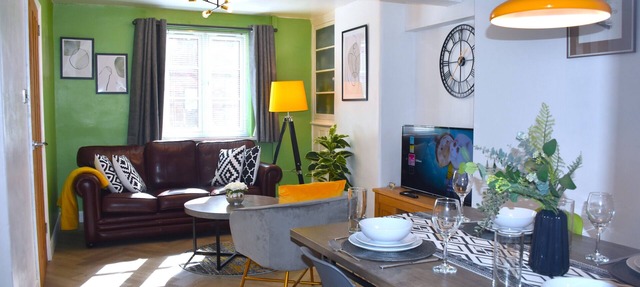Bard's Nest Scholars Cottage, town centre, 2 bedrooms 2 bathrooms, 5 mins RSC in Stratford-upon-Avon