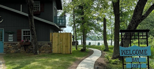 Bay Loft Couples Retreat – Nature, Comfort & Charm in Stevens Point