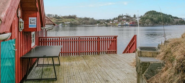 Beach front apartment in Sjernarøy in Sjernarøy
