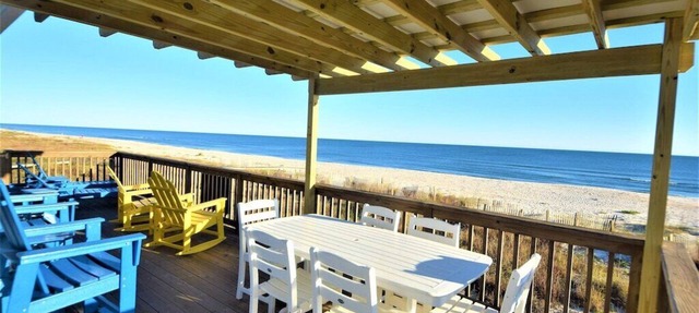 Beach Front, Hot Tub, Pool Table, Foos Ball, Dog Friendly, Fenced Yard! in St George Isl
