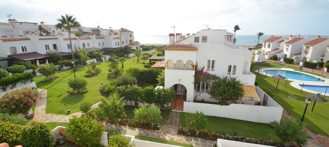 Beach front House with 4 bedrooms with pool near Sabinillas (Estepona) in Casares