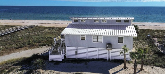 BEACH FRONT - 3 Bed 2 Bath, Remodeled, Pet Friendly, Hot Tub, Fire Pit in Saint George Island