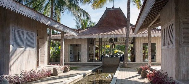Beachfront 3 Bedroom Villa, Private Pool in Sire