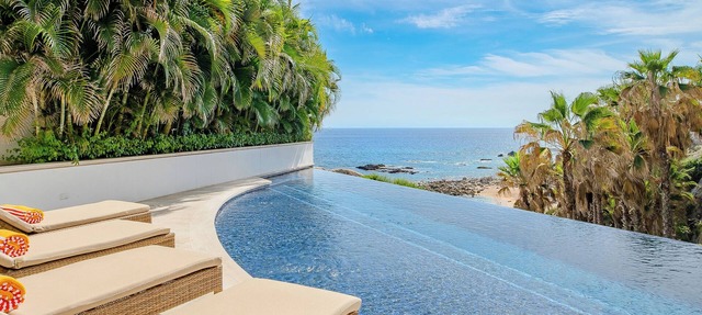 Beachfront Compound Sleeps 24 w/Pools, Spa, Gym & Swimmable Beach Cabo Bello in Turistico Corredor