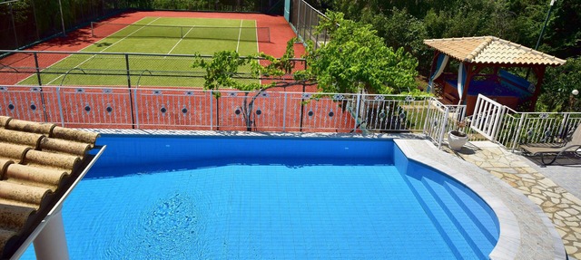 Beachfront Family Luxury Villa Jolie: tennis, pool, jacuzzi, sauna, ping-pong. in Roda