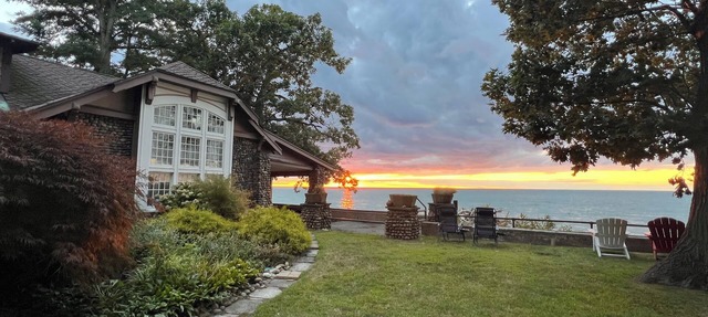 Beachfront Historic home 2br/1Ba apt. w/ Steam Shower, WiFi, Netflix, Disney+ in Dunkirk