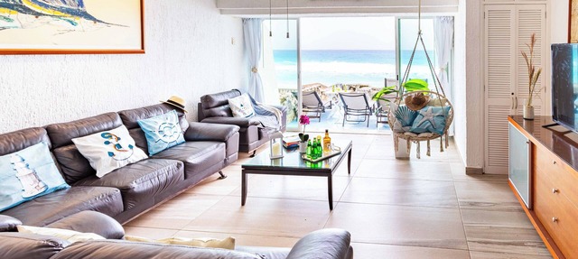 Beachfront house with direct access to the sea, Swimming pools, Air Conditioning, ZH in Cancún
