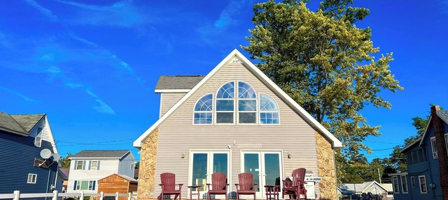 Beachfront Peaceful 4 bedroom House at Sylvan Beach. Family Friendly Sleeps 10! in Blossvale